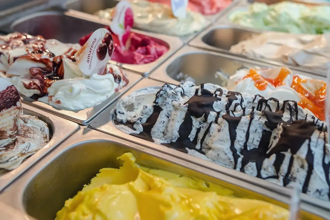 チョコレートソースをかけたジェラートのバット