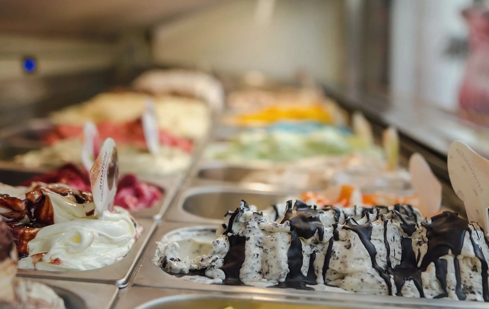 ショーケースに並ぶ色とりどりのジェラート